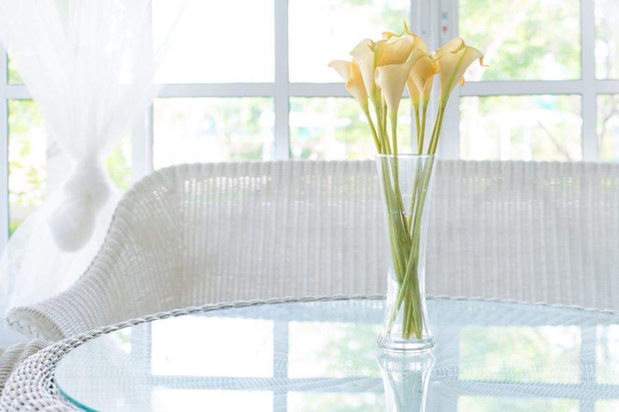 how to clean glass vases with vase of lilies sitting on table