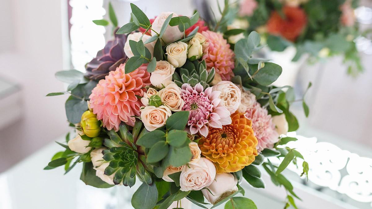 A photo of summer wedding flowers with a midcentury modern arrangement