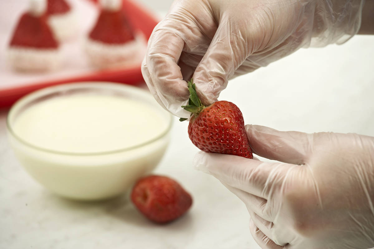 santa hat strawberries diy