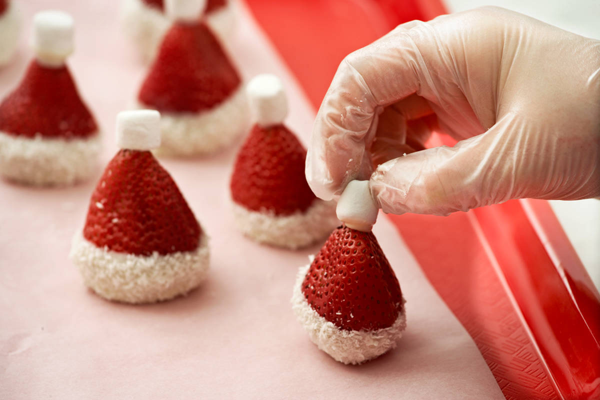 santa hat strawberries diy