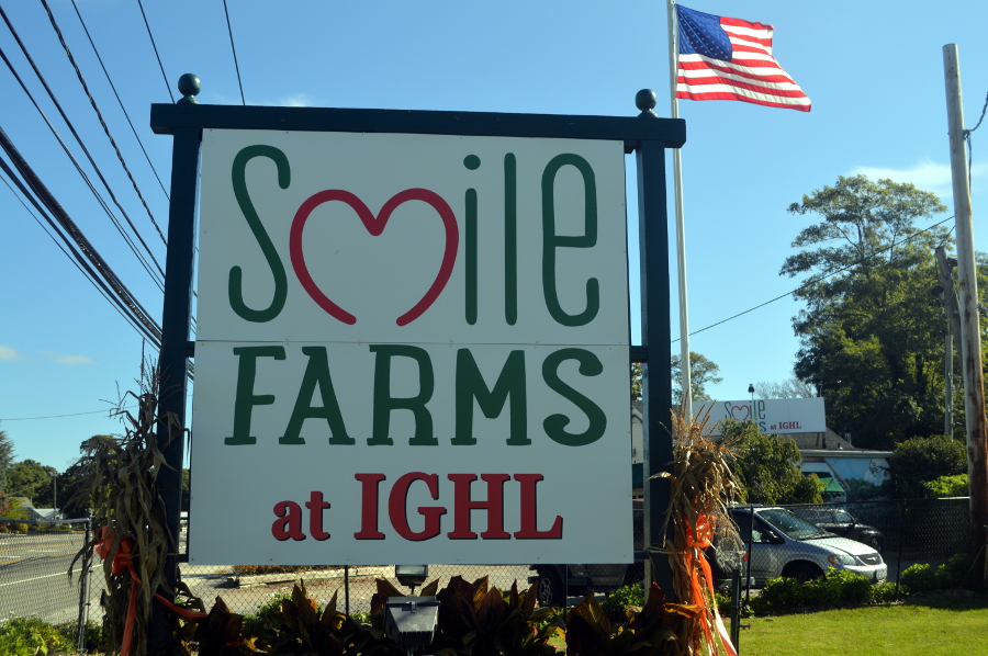 https://www.flowers.com/blog/wp content/uploads///smile farms ighl sign