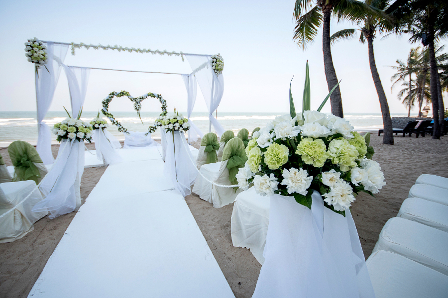 https://flowers.com/blog/wp content/uploads///beach wedding flowers