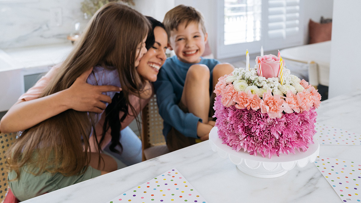 https://www.1800flowers.com/blog/wp-content/uploads/2016/03/birthday-gifts-for-mom-hero.jpg
