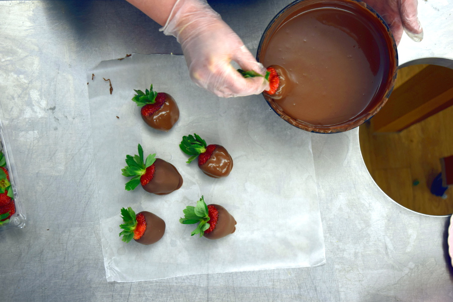 https://flowers.com/blog/wp content/uploads///chocolate covered strawberries top down view