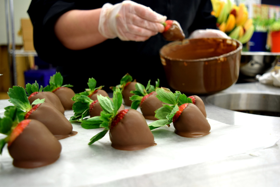 https://flowers.com/blog/wp content/uploads///chocolate covered strawberries