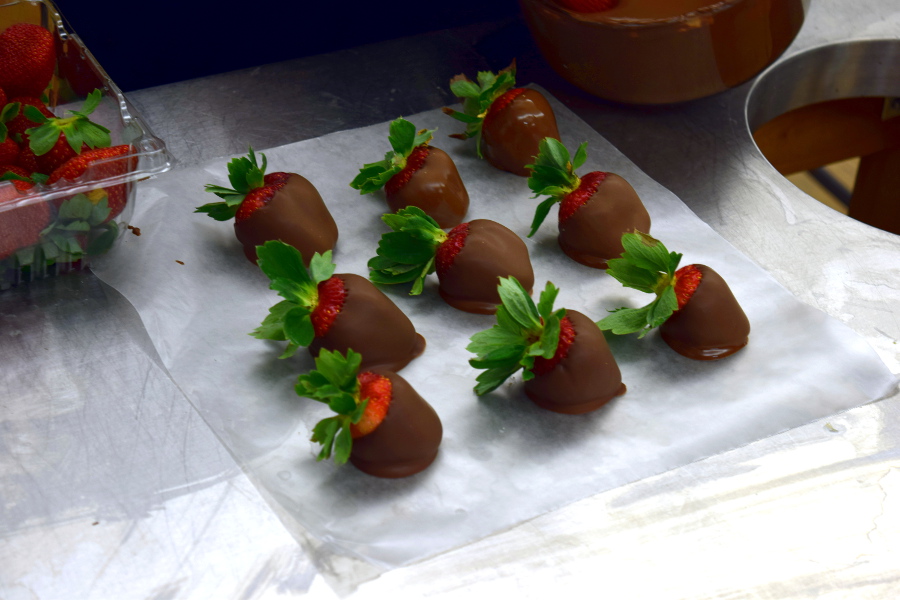 https://flowers.com/blog/wp content/uploads///chocolate dipped strawberries