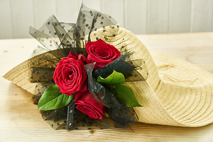 https://www.flowers.com/blog/wp content/uploads///flowers on kentucky derby hat roses leaves pouf