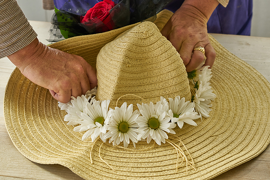 https://www.flowers.com/blog/wp content/uploads///glue flowers onto hat