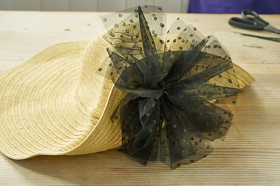 https://www.flowers.com/blog/wp content/uploads///tulle pouf on hat