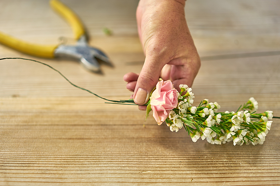 https://flowers.com/blog/wp content/uploads///attach rose to crown