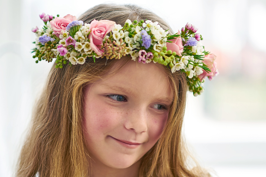 How to Make a Flower Headband with Real Flowers  Flower crown, Floral crown,  Flower head wreaths