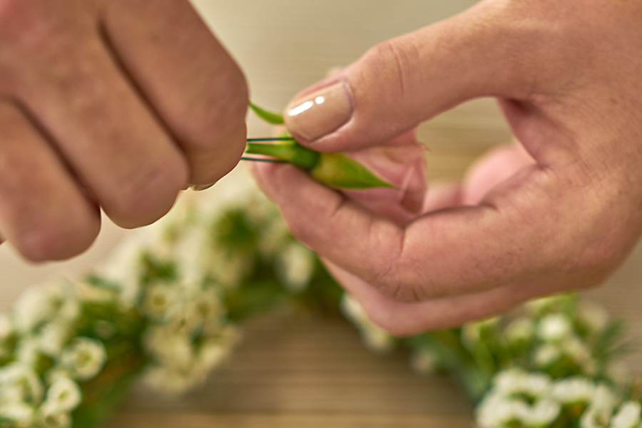 https://www.flowers.com/blog/wp content/uploads///how to wire a rose