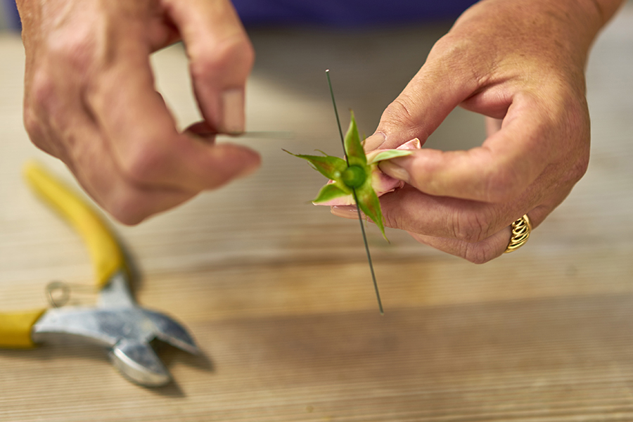 https://www.flowers.com/blog/wp content/uploads///how to wire a rose large flower