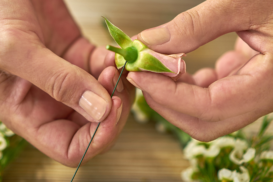 https://www.flowers.com/blog/wp content/uploads///how to wire a rose