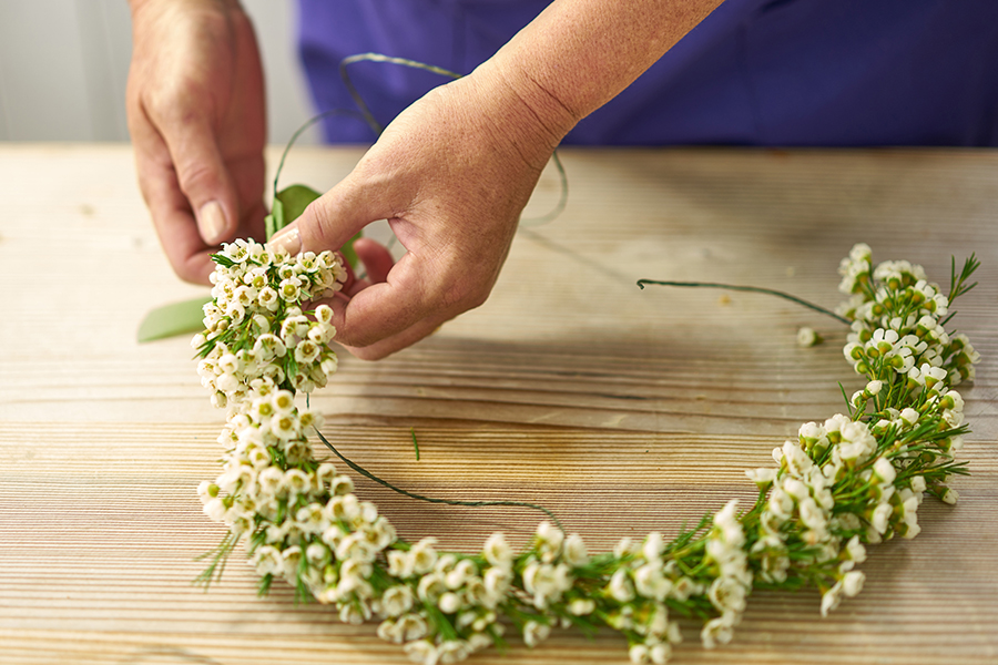 https://flowers.com/blog/wp content/uploads///tie off end of wreath