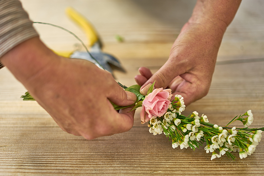 https://flowers.com/blog/wp content/uploads///wrap floral tape around stem