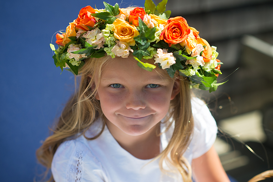 https://www.flowers.com/blog/wp content/uploads///flower girl with flower crown