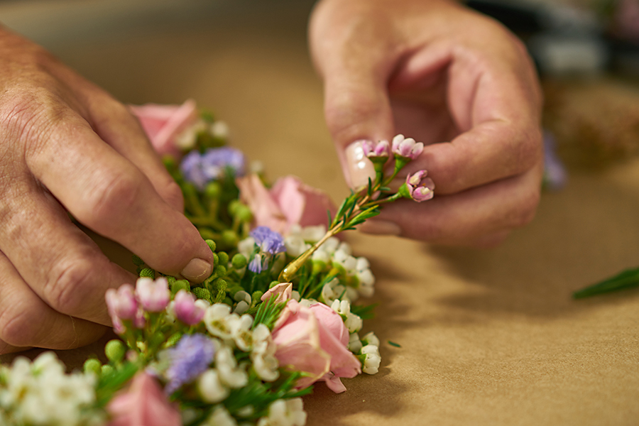 https://flowers.com/blog/wp content/uploads///inserting flower with glue