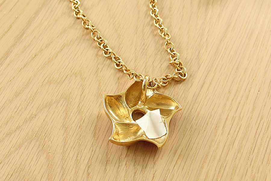 https://www.flowers.com/blog/wp content/uploads///flower necklace