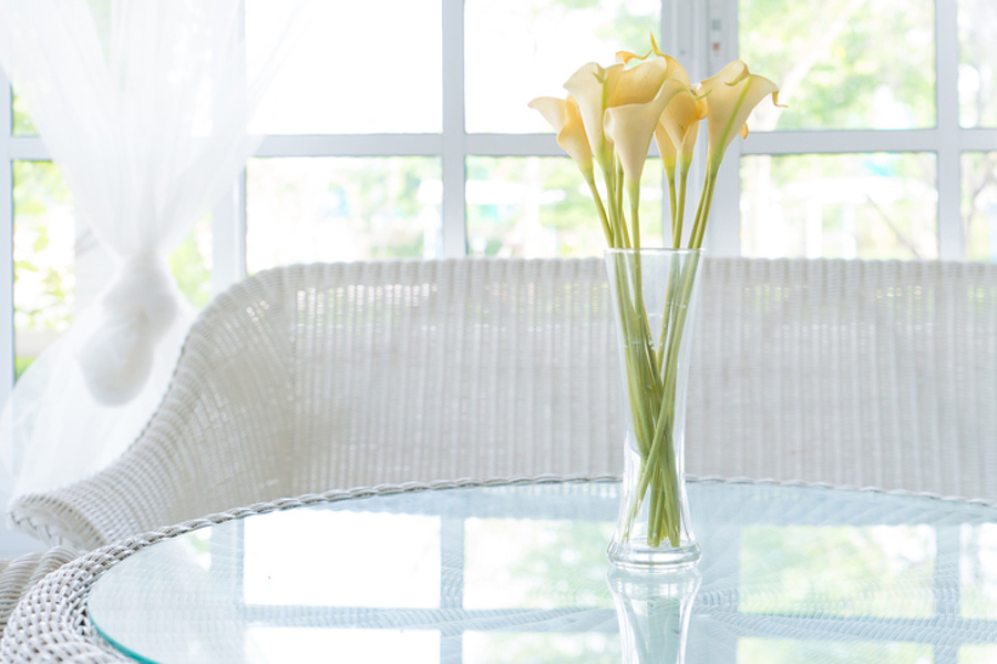 how to clean glass vases with vase of lilies sitting on table