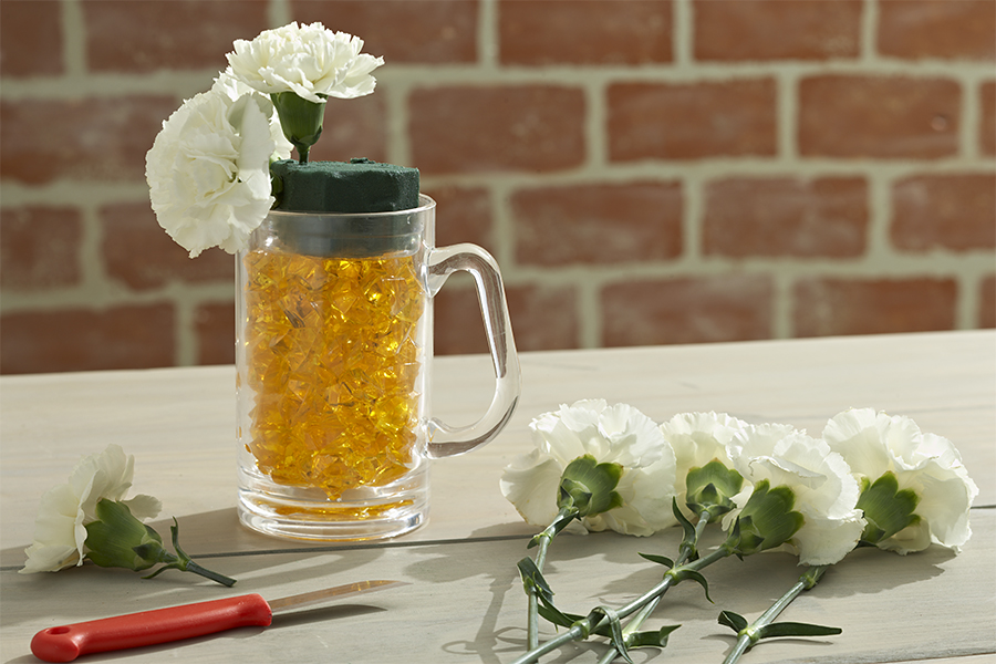 https://www.flowers.com/blog/wp content/uploads///beer mug flowers step