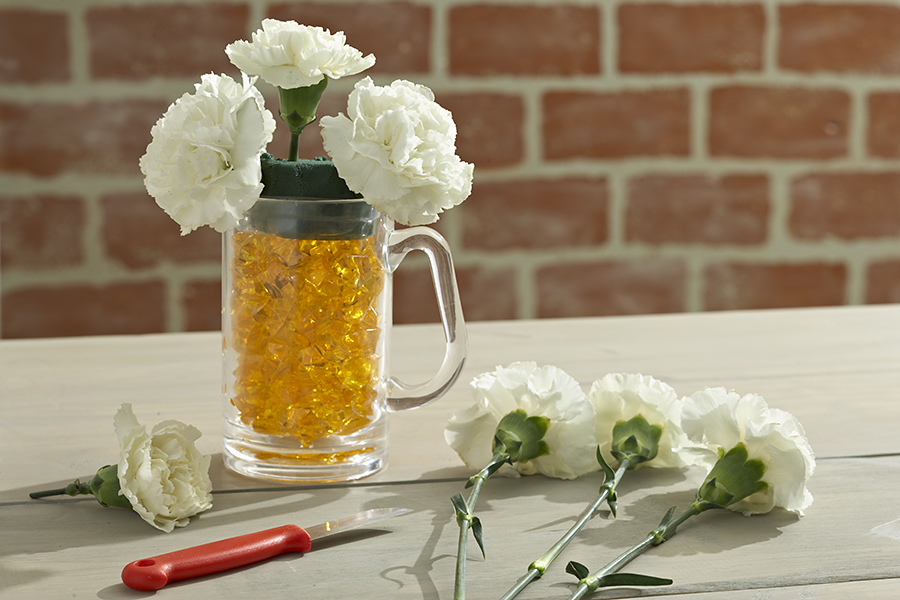 https://www.flowers.com/blog/wp content/uploads///beer mug flowers step