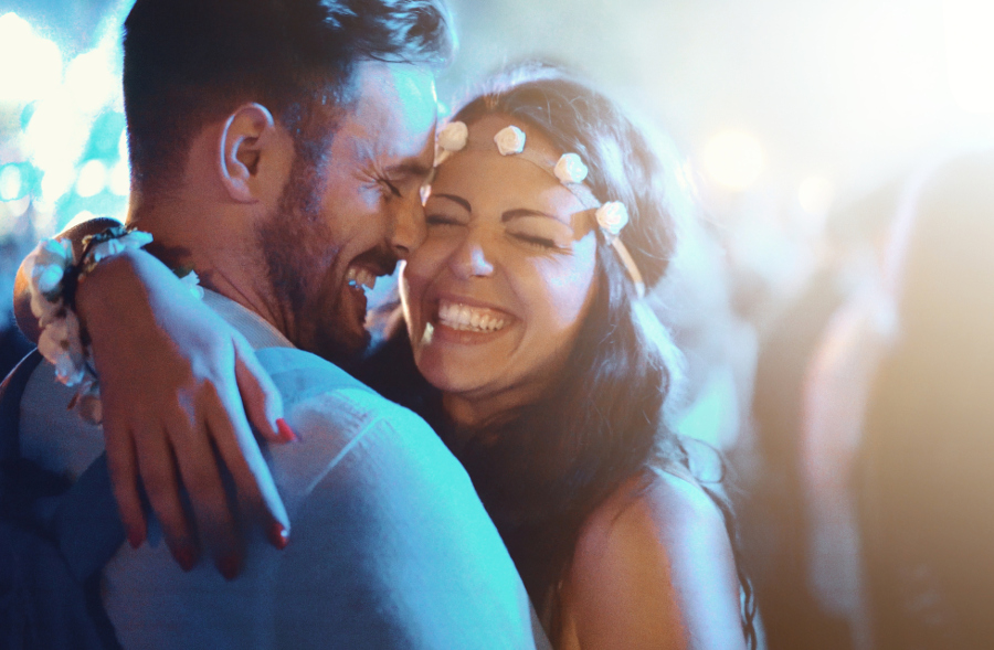 https://www.flowers.com/blog/wp content/uploads///couple at music festival