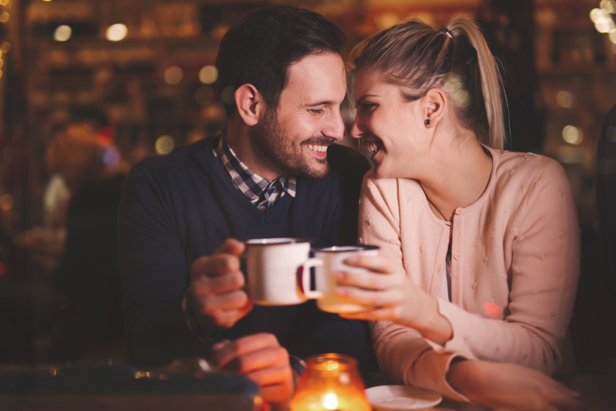 https://www.flowers.com/blog/wp content/uploads///couple on an anniversary date with coffee mugs