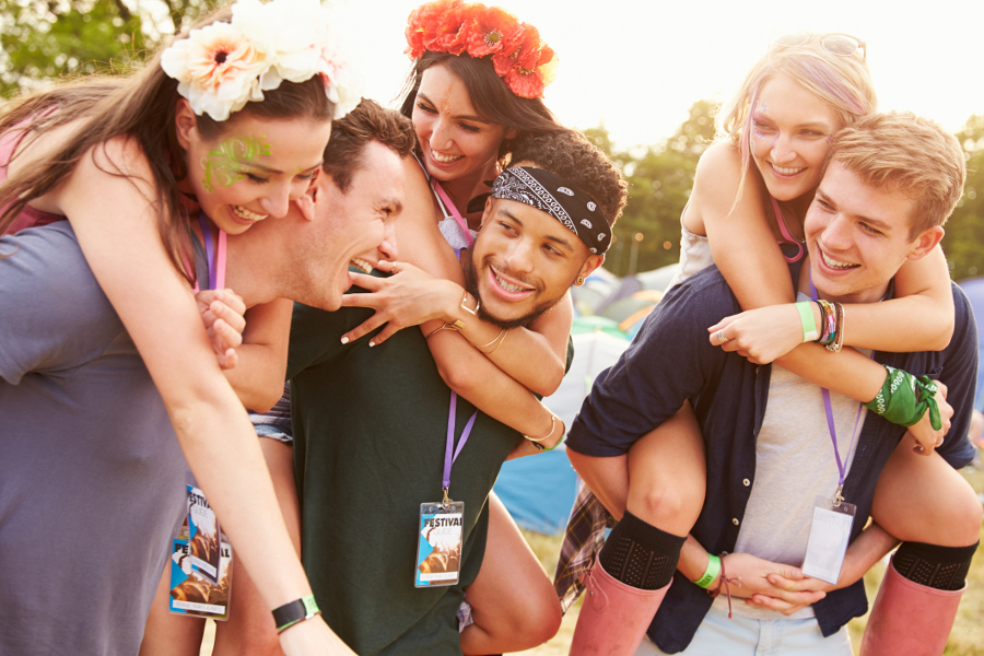 https://www.flowers.com/blog/wp content/uploads///friends at music festival with flower crowns