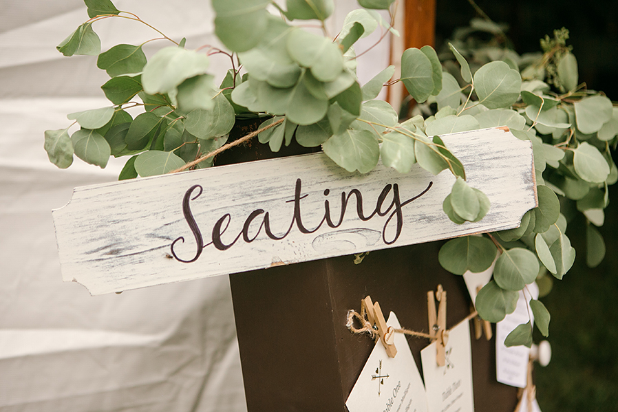 https://www.flowers.com/blog/wp content/uploads///seating wedding greens