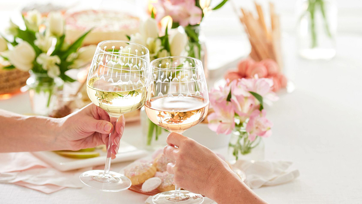 https://www.1800flowers.com/blog/wp-content/uploads/2020/04/mothers-day-wine-tasting-feature.jpg