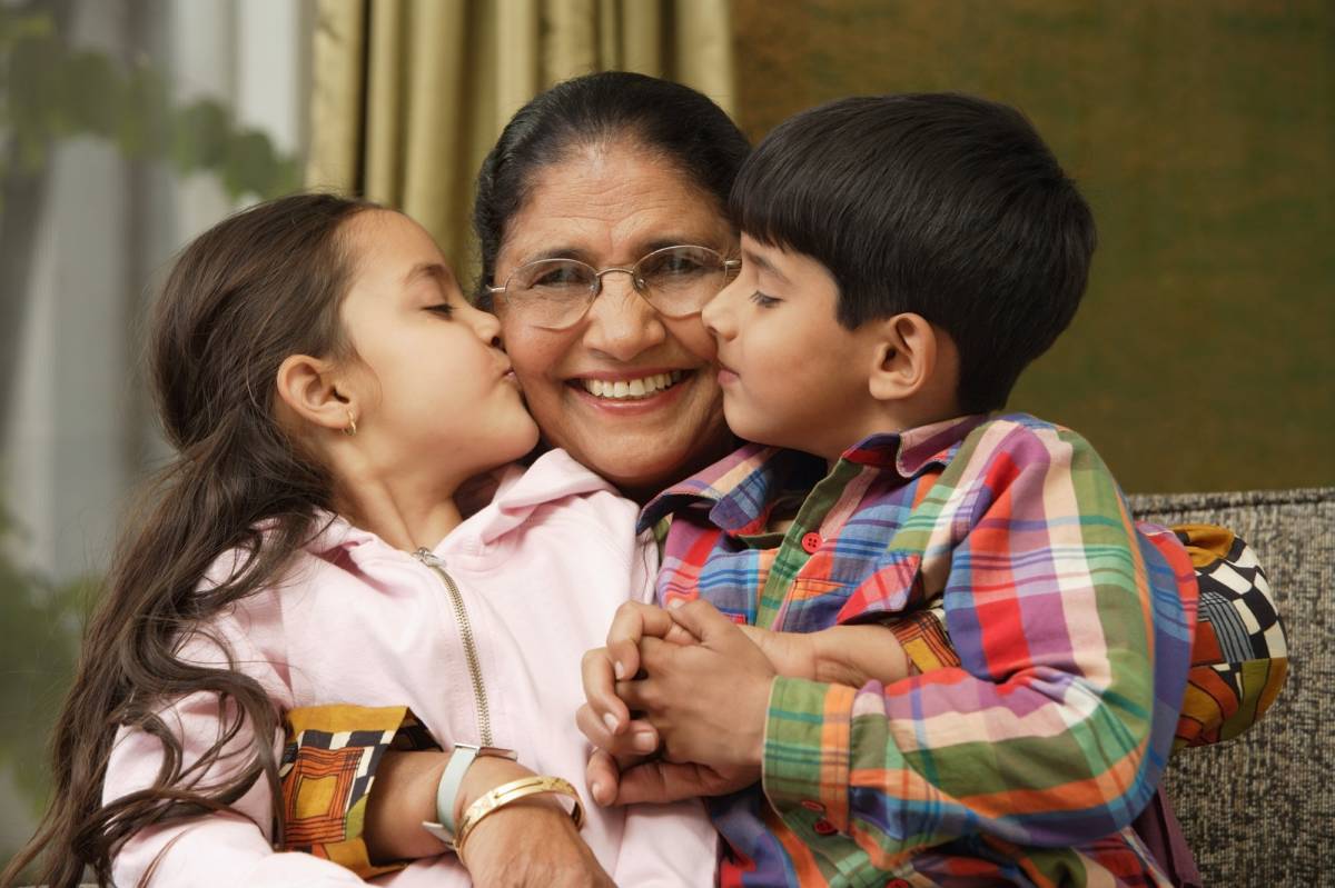 https://www.flowers.com/blog/wp content/uploads///Kids Kissing Grandma