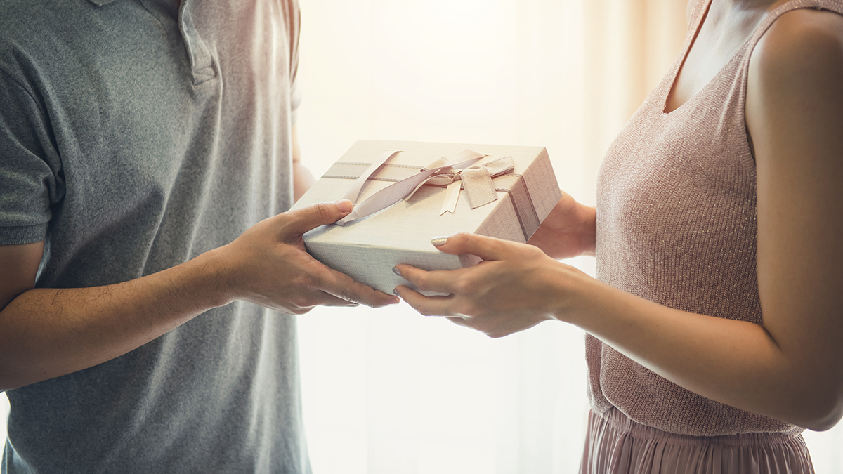 gift giving with couple with gift