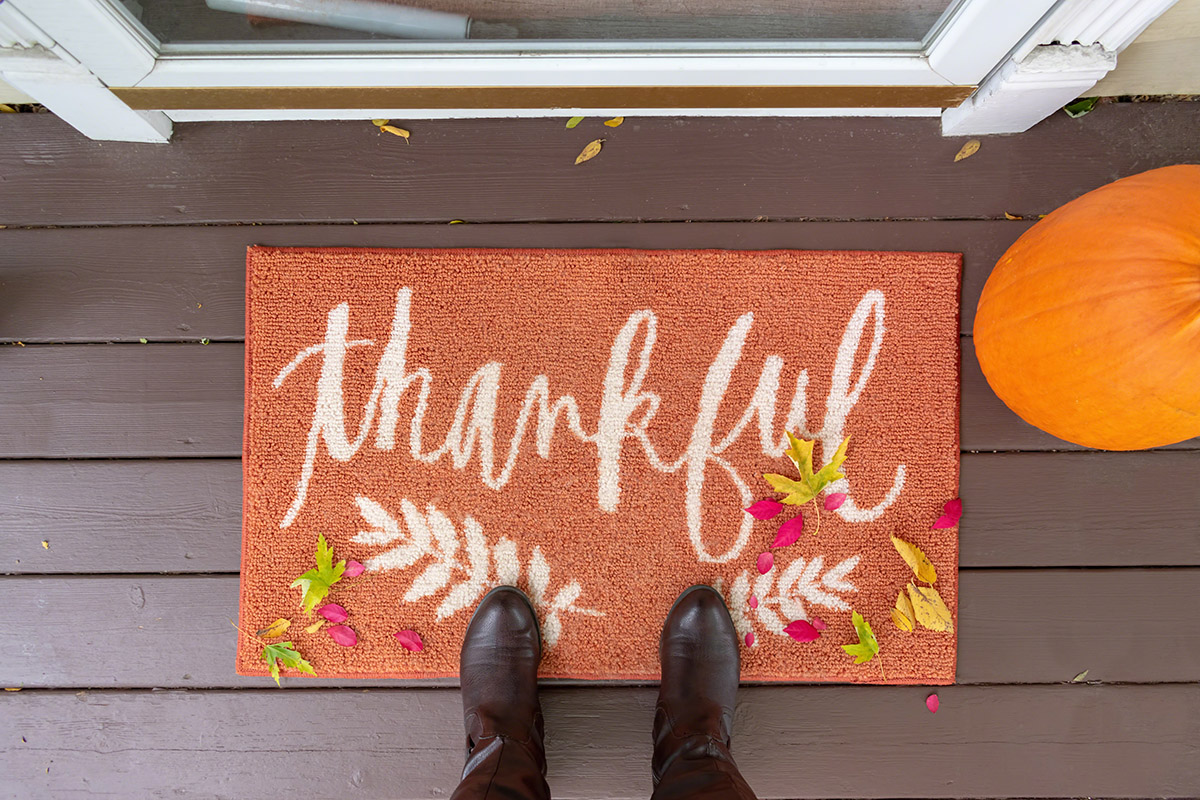 https://www.flowers.com/blog/wp content/uploads///thanksgiving quotes with thankful porch mat