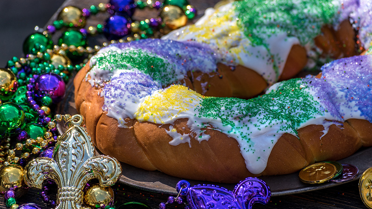 https://www.flowers.com/blog/wp content/uploads///mardi gras party with king cake