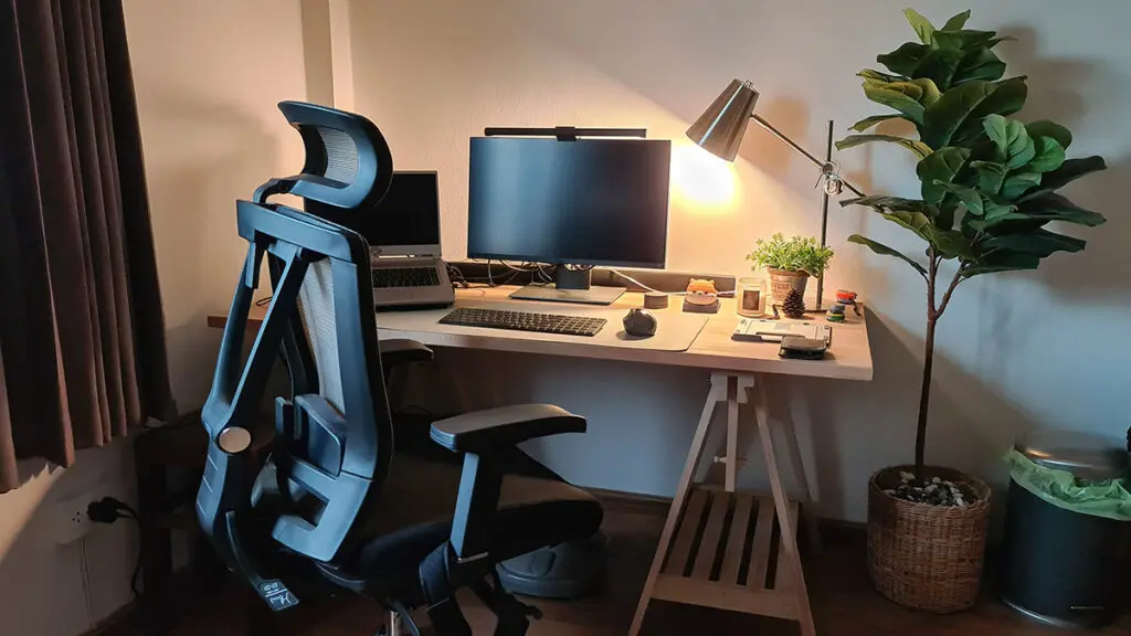 https://www.1800flowers.com/blog/wp-content/uploads/2023/03/brighten-up-your-office-space-with-desk-lamp-lighting-up-desk-1024x576.jpg.webp