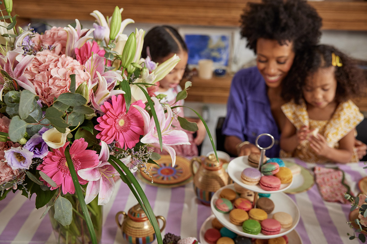 https://www.flowers.com/blog/wp content/uploads///carly cushnie mothers day tablescape