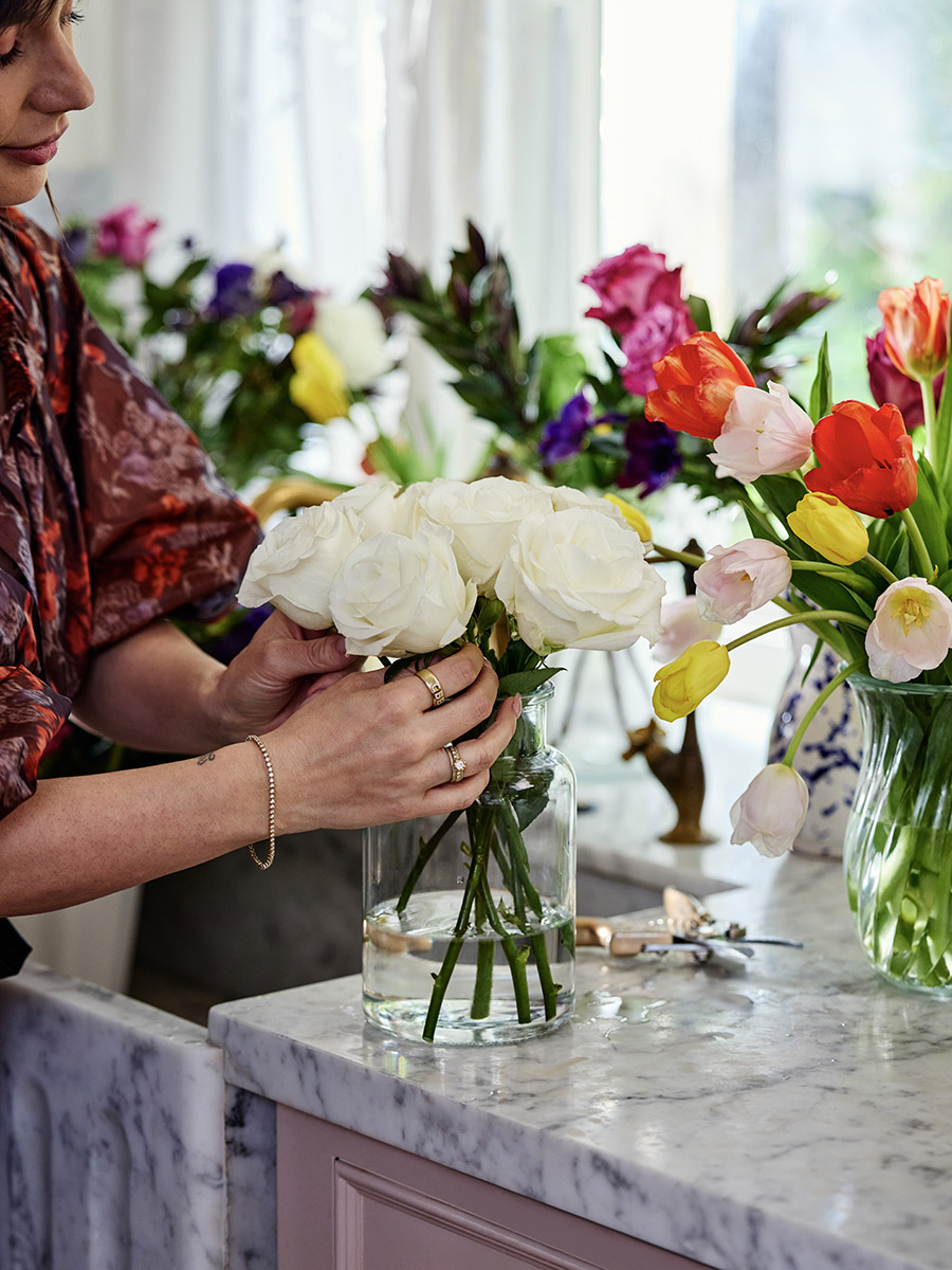 https://www.flowers.com/blog/wp content/uploads///pia baroncini arranging flowers