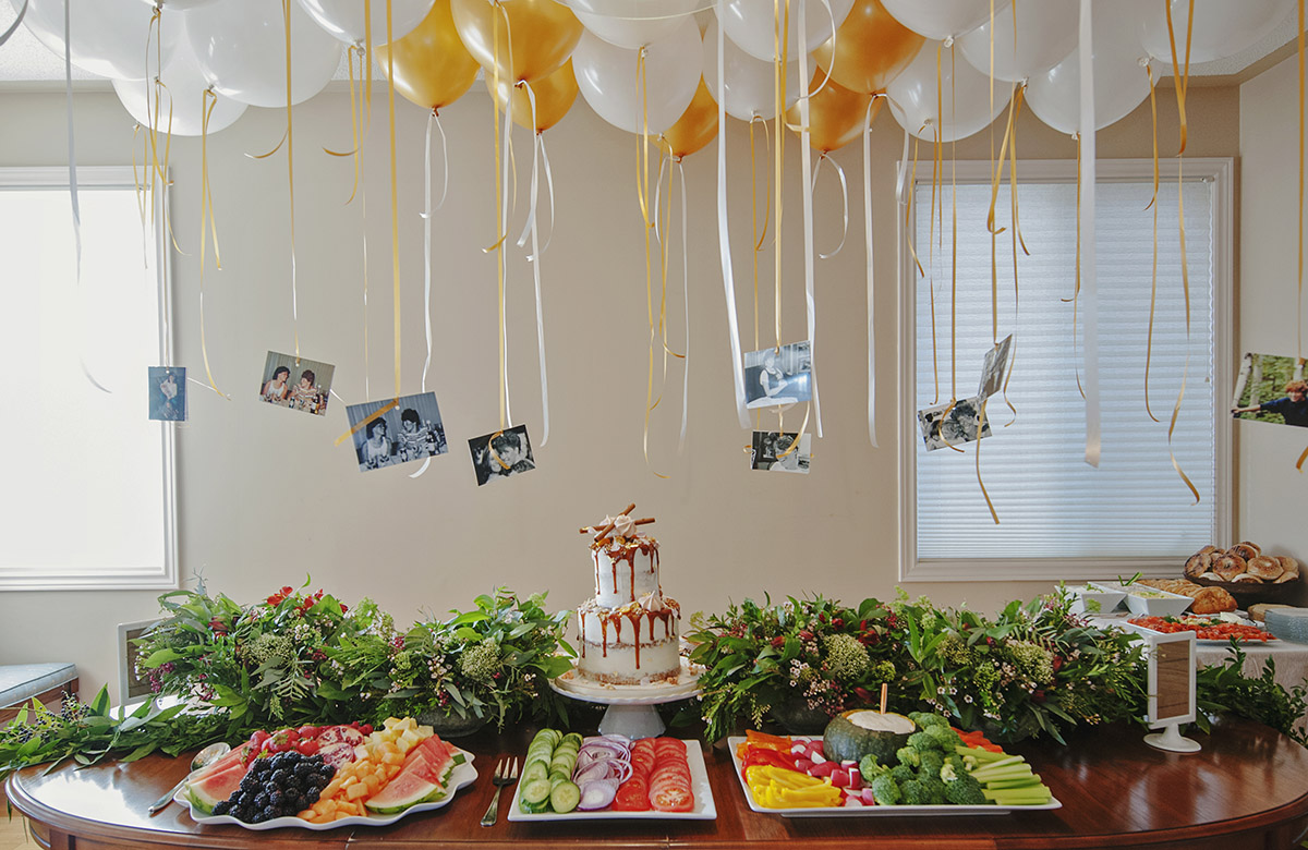 https://www.flowers.com/blog/wp content/uploads///th birthday ideas balloons table