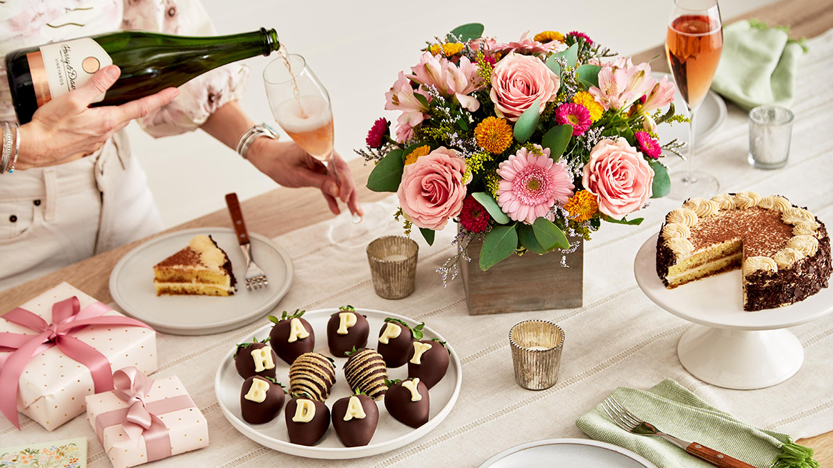 https://www.flowers.com/blog/wp content/uploads///th birthday ideas tablescape